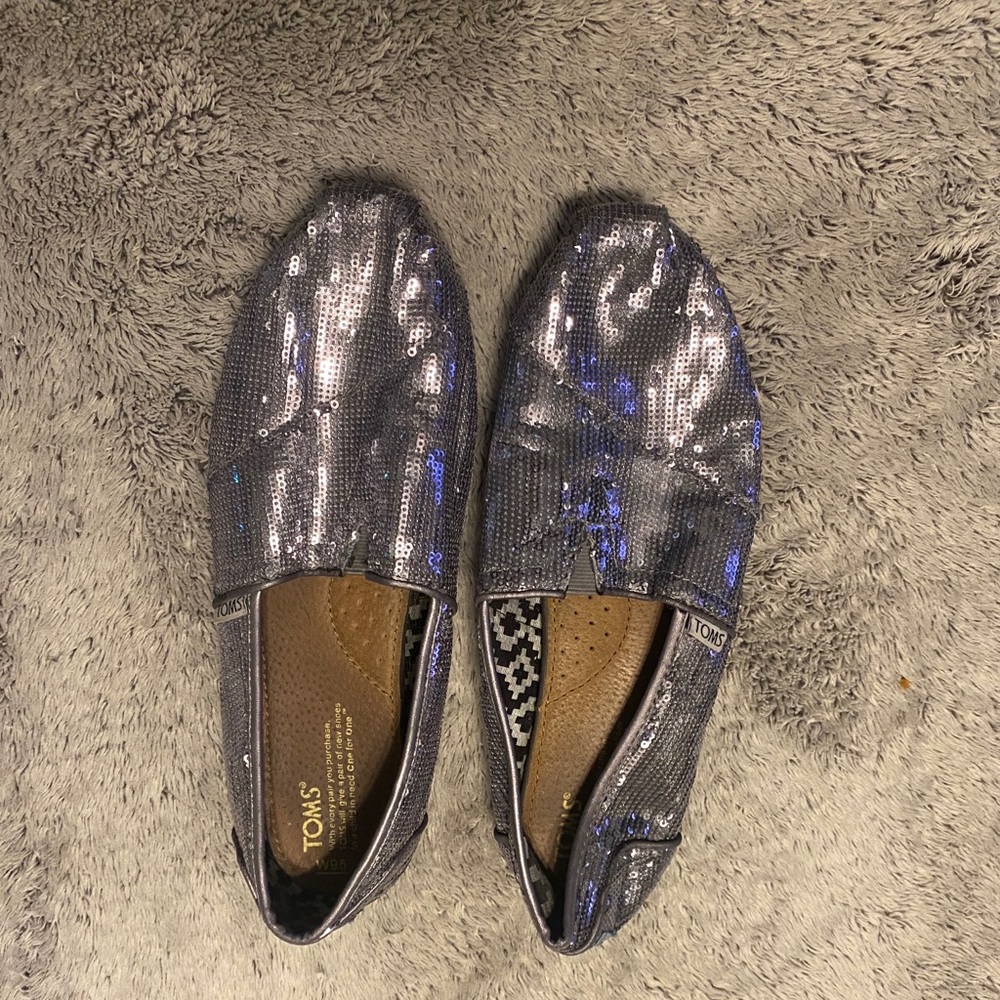 9.5 
TOMS Women'sCLASSICS CASUAL  (SILVER GLITTER)